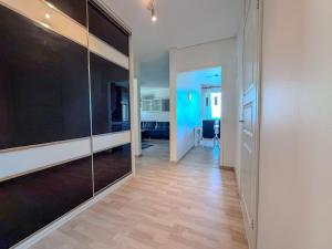 a hallway with a living room and a dining room at Moderni kolmio Ilmainen Pysäköinti! in Jyväskylä