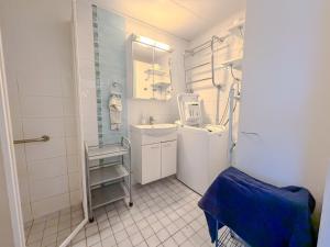 a white bathroom with a sink and a shower at Moderni kolmio Ilmainen Pysäköinti! in Jyväskylä