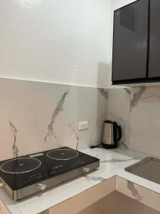 a kitchen with a stove and a counter top at Watermelon apartment in San Isidro
