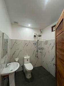 a bathroom with a toilet and a sink at Watermelon apartment in San Isidro