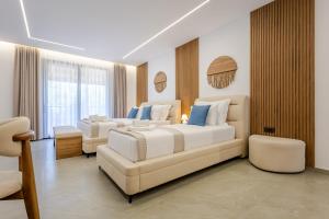 ein Hotelzimmer mit zwei Betten und einer Couch in der Unterkunft Crystal Blue Hotel, Barbati, Corfu in Barbati + 206 Fotos