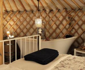 Habitación con cama en yurta en Glamping Abruzzo - The Yurt, en Catignano