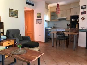 a living room with a couch and a table at casa Maracujá in Majanicho