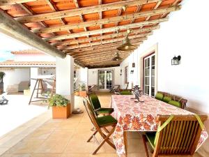 a dining room with a table and chairs at Casa dos Cedros in Bicas