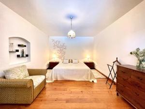 a bedroom with a bed and a couch at Casa dos Cedros in Bicas +41 photos