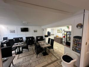 a restaurant with a dining room with tables and chairs at Hotel Le 5 in Martigues