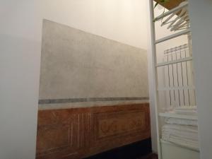 ナポリにあるLa Casa di Apolloのはしごの横に絵画を描いた壁