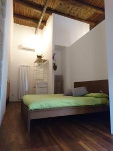 ナポリにあるLa Casa di Apolloのベッドルーム1室(大型ベッド1台付)