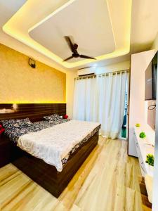 a bedroom with a bed and a ceiling at Gr Noida Stay & BNB in Greater Noida