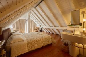 a bedroom with a bed and a sink at Miragem do Douro in Marco de Canaveses