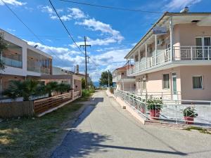 an empty street in front of a building at Studio Lazaridi in Skala Rachoniou