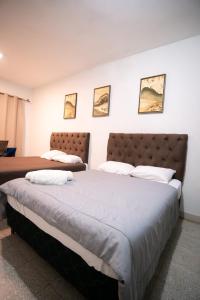 two beds in a hotel room with two beds at Boutique 1970 Hotel in Asunción