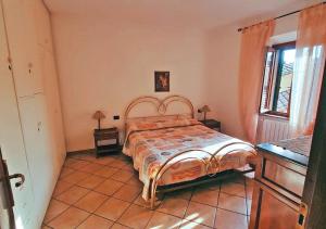 a bedroom with a bed and a window at Le Maree Susanna in Rio Marina