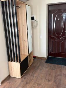 ein Zimmer mit einem Holzschrank und einer Tür in der Unterkunft 5A Group in Līvāni
