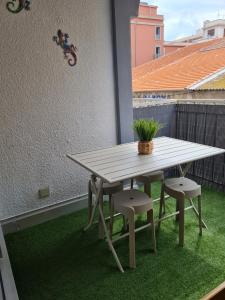 a white table and two chairs on a balcony at Le cocon Sétois - T2 et garage privé in Sète +5 photos
