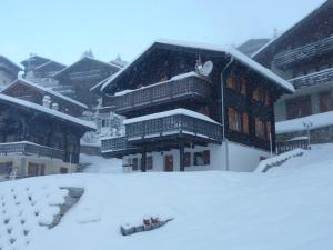Chalet Valaisia talvel