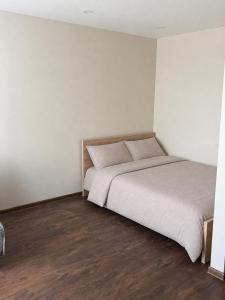 ein Schlafzimmer mit zwei Betten und Holzboden in der Unterkunft 5A Group in Līvāni