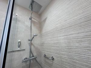 a shower with a glass door in a bathroom at Apartamento Mart in Miami Platja