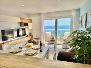 a living room with a table and a couch at Apartamento Mart in Miami Platja