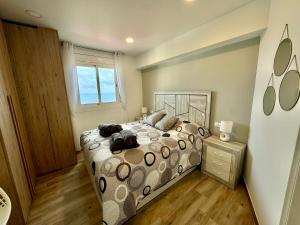a bedroom with a large bed and a window at Apartamento Mart in Miami Platja