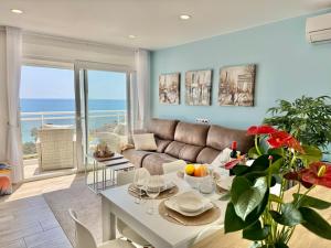 a living room with a couch and a table at Apartamento Mart in Miami Platja