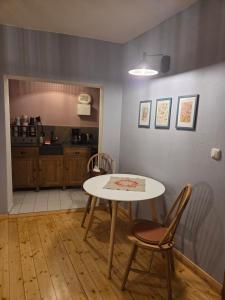 a kitchen with a table and chairs in a room at Apartment 2 im Martinsgarten Angermünde in Angermünde