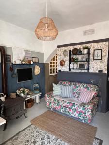 a living room with a couch and a tv at La casa dei nonni in Bracelli