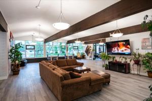 a living room with a couch and a tv at Nekinan Lodge in Smoky Lake
