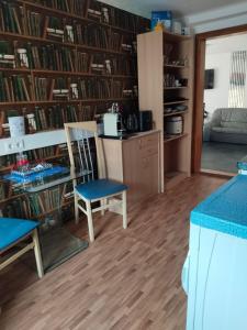 a room with a counter and chairs and bookshelves at MEGA WEEKEND Apartment in Salzkammergut Nähe Attersee Traunsee Gmunden Bergen in Attnang-Puchheim