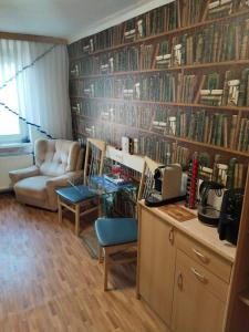 a living room with a couch and a table and books at MEGA WEEKEND Apartment in Salzkammergut Nähe Attersee Traunsee Gmunden Bergen in Attnang-Puchheim