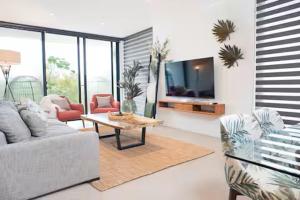 a living room with a couch and a table at Casa CooLas in Cozumel