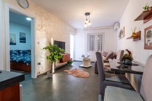 a living room with a couch and a table and chairs at Apartman Goga 2 in Veliko Gradište