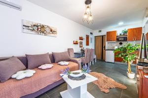 a living room with a couch and a table at Apartman Goga 2 in Veliko Gradište