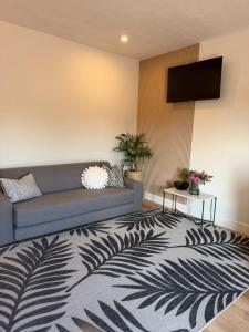 a living room with a couch and a rug at Vue de Valleé in Wellington