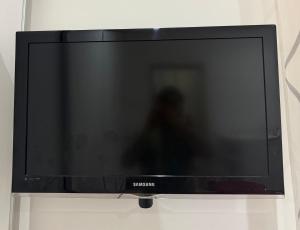 a samsung flat screen tv sitting on a stand at Serena Guest House in Caserta +2 photos