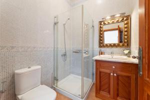 a bathroom with a shower and a toilet and a sink at Refugio del Volcán by Tropical Host in Uga +68 photos