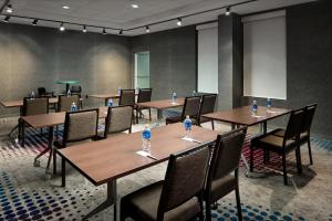 a group of tables and chairs in a room at Aloft by Marriott Arundel Mills BWI Airport in Hanover +36 photos
