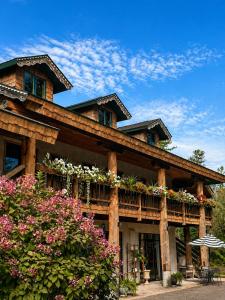 ein Haus mit Blumen an der Seite in der Unterkunft Lenroot Lodge in Seeley