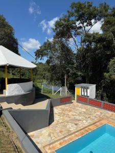 a backyard with a swimming pool and a patio at Vale Verde in Jacutinga
