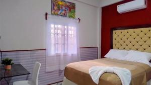 a bedroom with a bed and a window at Hotel Urban Center RM in San Marcos
