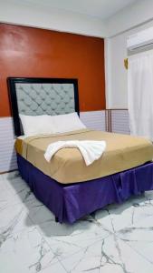 a large bed in a room with at Hotel Urban Center RM in San Marcos