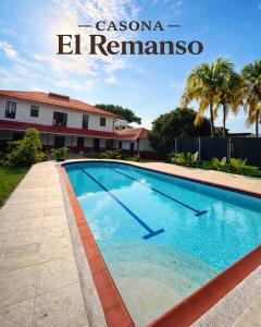 a swimming pool in front of a villa at Casona El Remanso in Mariquita