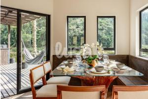 a dining room with a table and chairs at Faxinal das Águas Retreat - 5min from downtown in Rancho Queimado