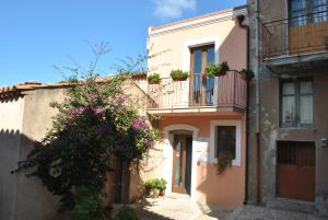 a house with flowers on the side of it at Bed & Breakfast StudioArcodia- in San Marco dʼAlunzio