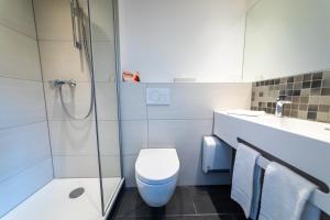 ein Badezimmer mit Toilette, Dusche und Waschbecken in der Unterkunft Hotel am Park Bad Driburg in Bad Driburg