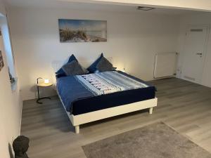 a bedroom with a bed with a blue comforter at Finca Bornrows Nähe Bad Oeynhausen in Vlotho