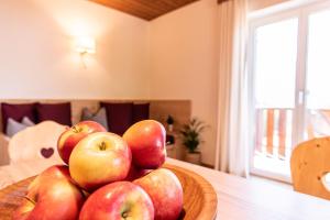 a bowl of apples sitting on a table at Haus Lohengrin Ferienwohnung 2 in Siusi