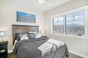 a bedroom with a large bed and a window at Downtown WP Corner Loft 24 I Hot Tub I Great Views I Bunk Beds I Activity Program in Winter Park