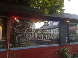 a sign in the window of a restaurant at Esskastanie - Pension und Restaurant in Twiste