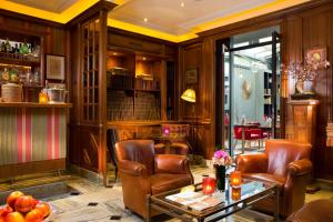 a bar with two chairs and a table in a room at Best Western Premier Trocadero La Tour in Paris